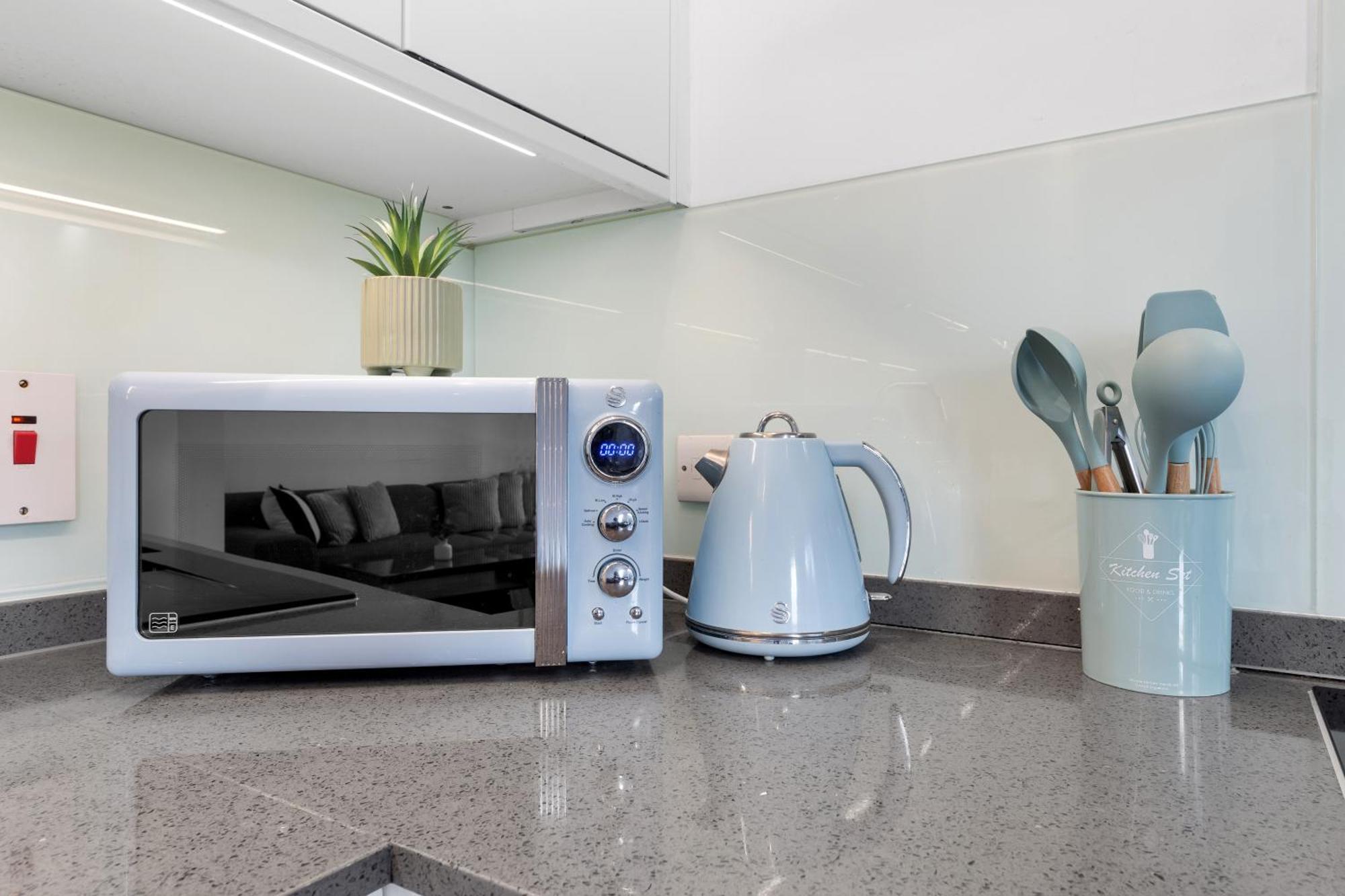 Luxury 4 Bedroom Flat With Stunning Shard View From Terrace In London! Next To Station, Sleeps 9 * Londra