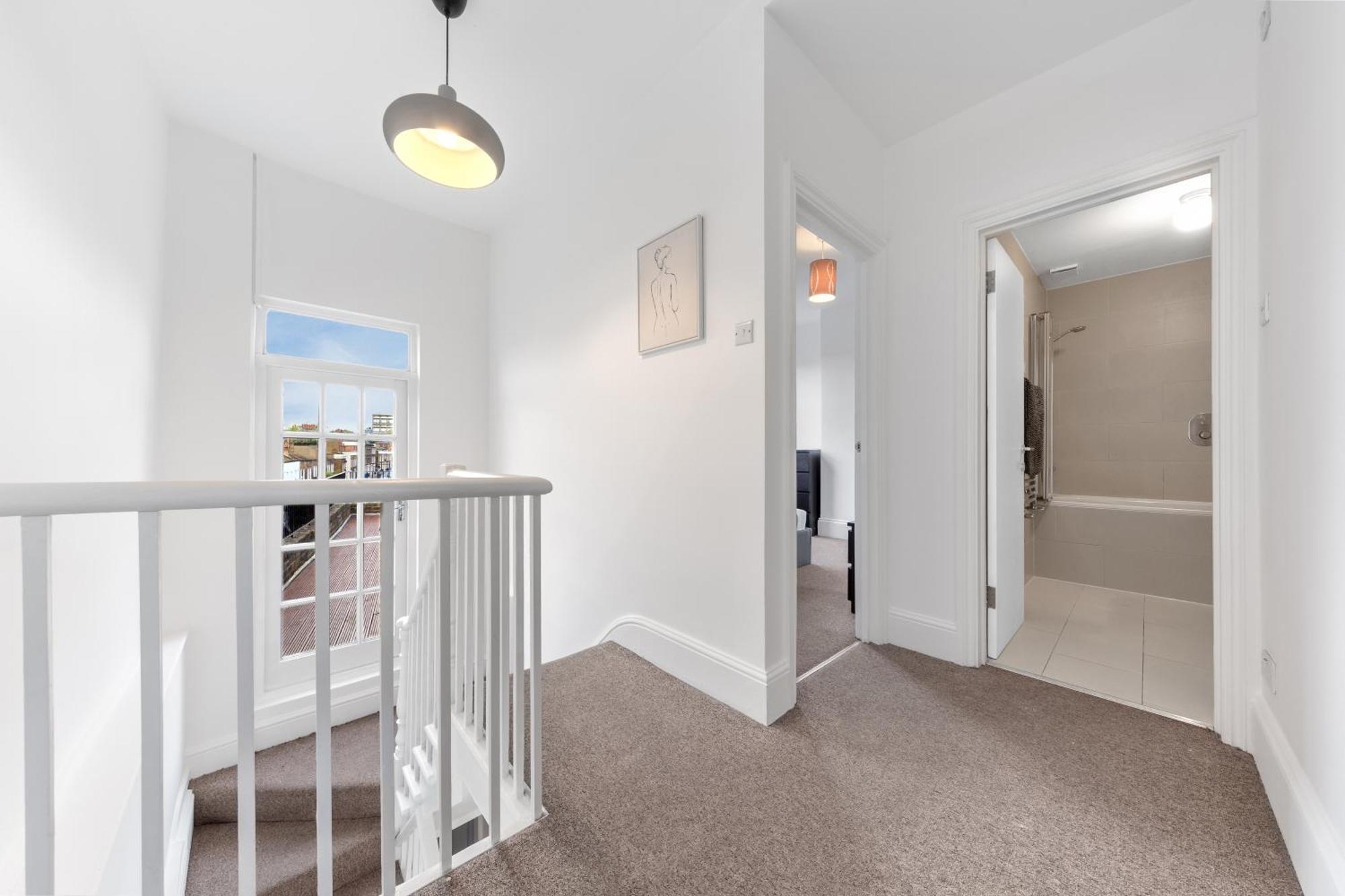 Luxury 4 Bedroom Flat With Stunning Shard View From Terrace In London! Next To Station, Sleeps 9 Appartamento Londra