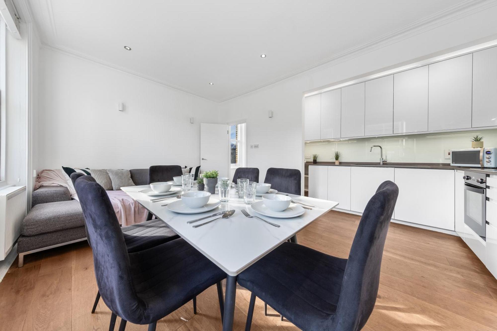 Luxury 4 Bedroom Flat With Stunning Shard View From Terrace In London! Next To Station, Sleeps 9 Londra