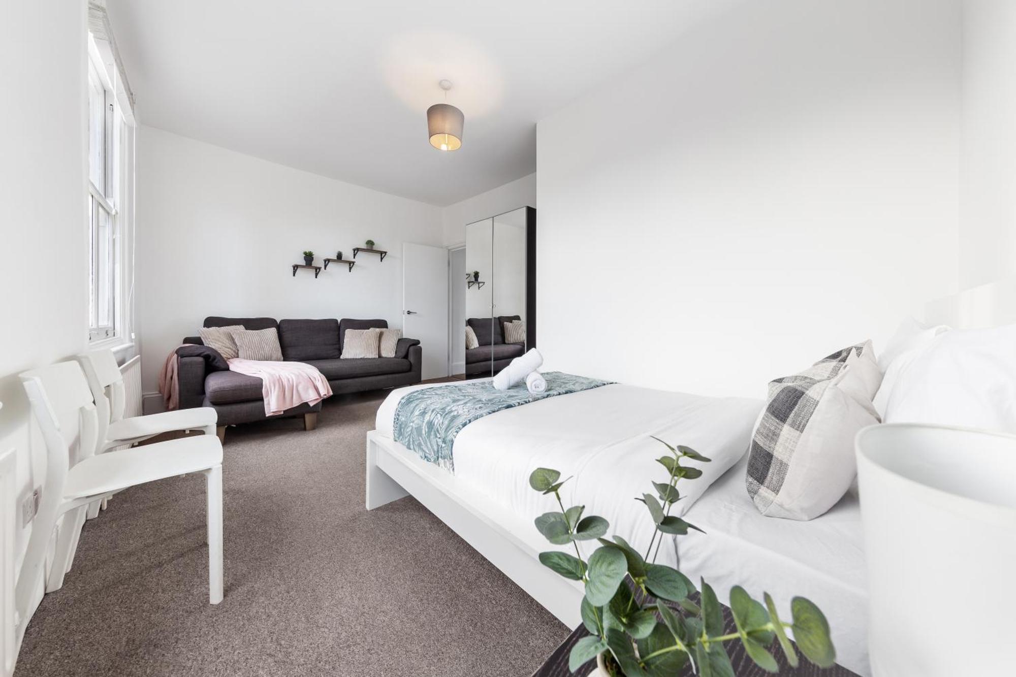Luxury 4 Bedroom Flat With Stunning Shard View From Terrace In London! Next To Station, Sleeps 9 Appartamento *