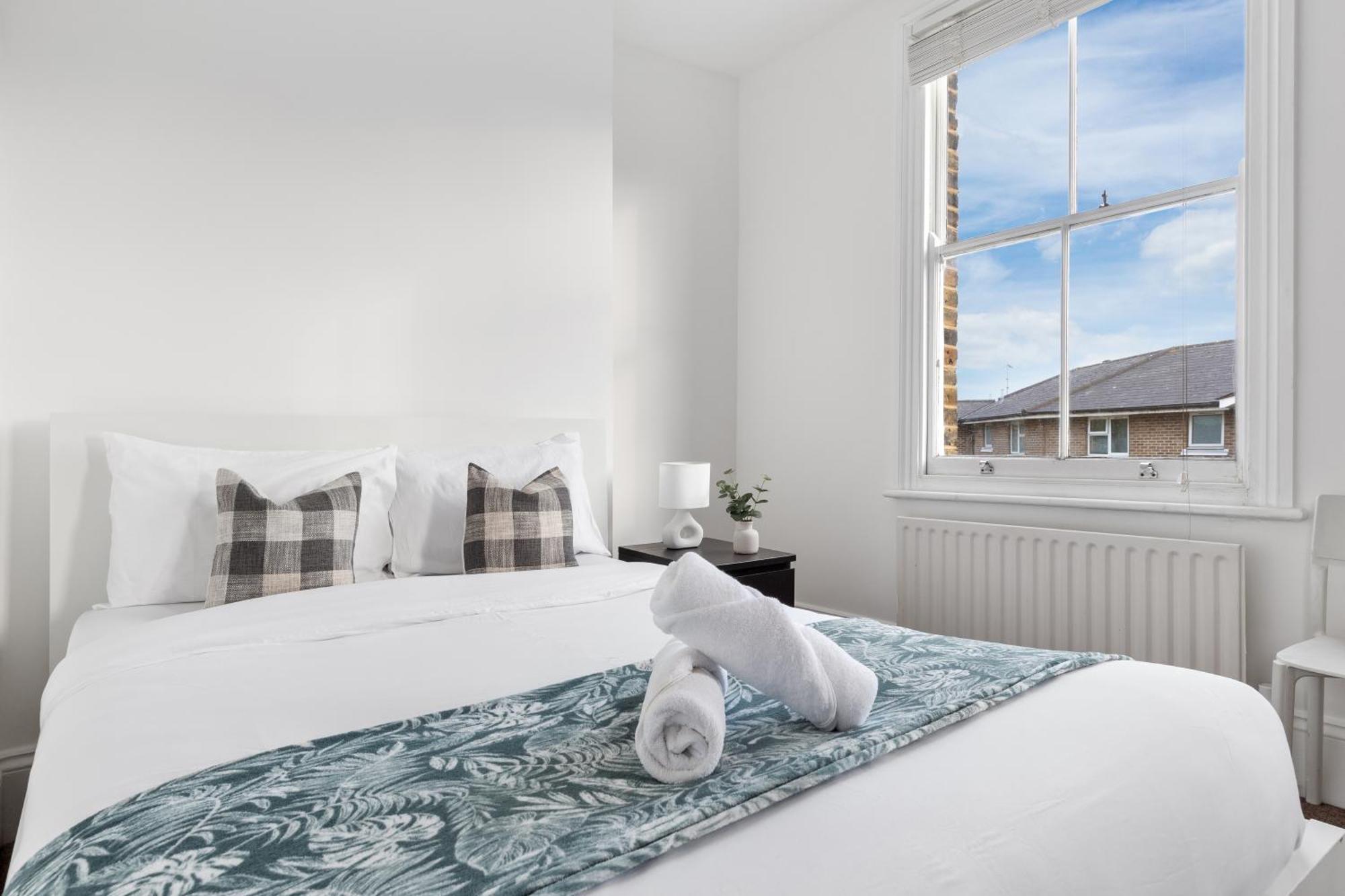 Luxury 4 Bedroom Flat With Stunning Shard View From Terrace In London! Next To Station, Sleeps 9 * Londra