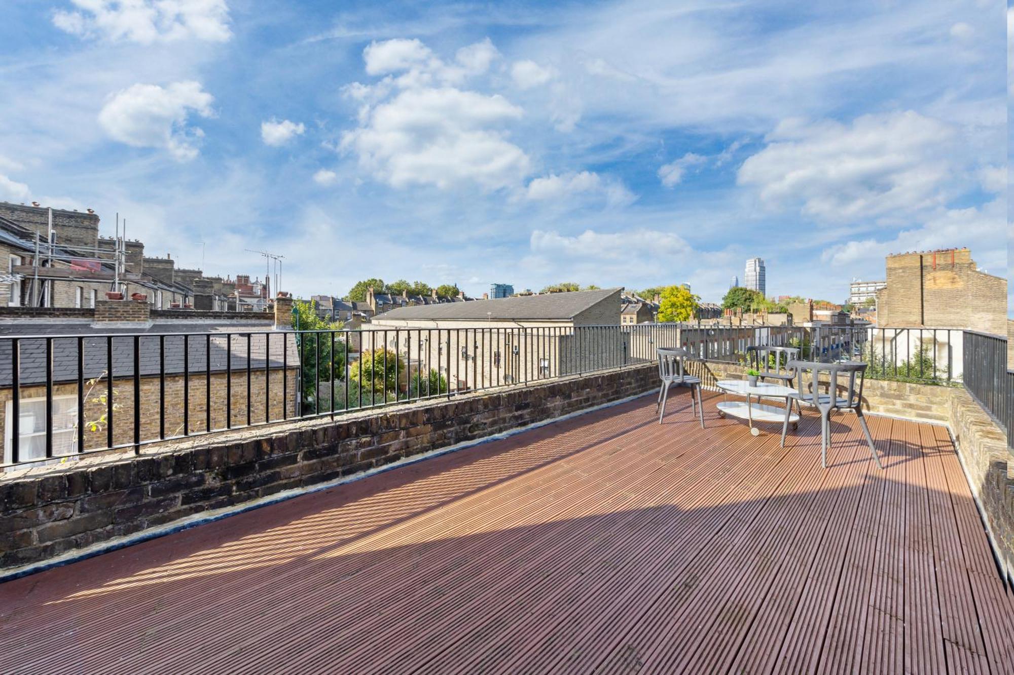 Luxury 4 Bedroom Flat With Stunning Shard View From Terrace In London! Next To Station, Sleeps 9 Appartamento