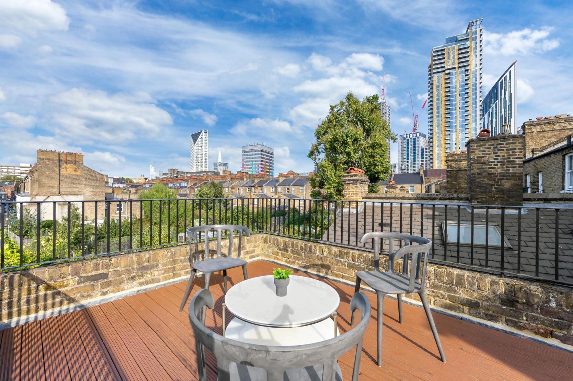 Luxury 4 Bedroom Flat With Stunning Shard View From Terrace In London! Next To Station, Sleeps 9 Appartamento Londra