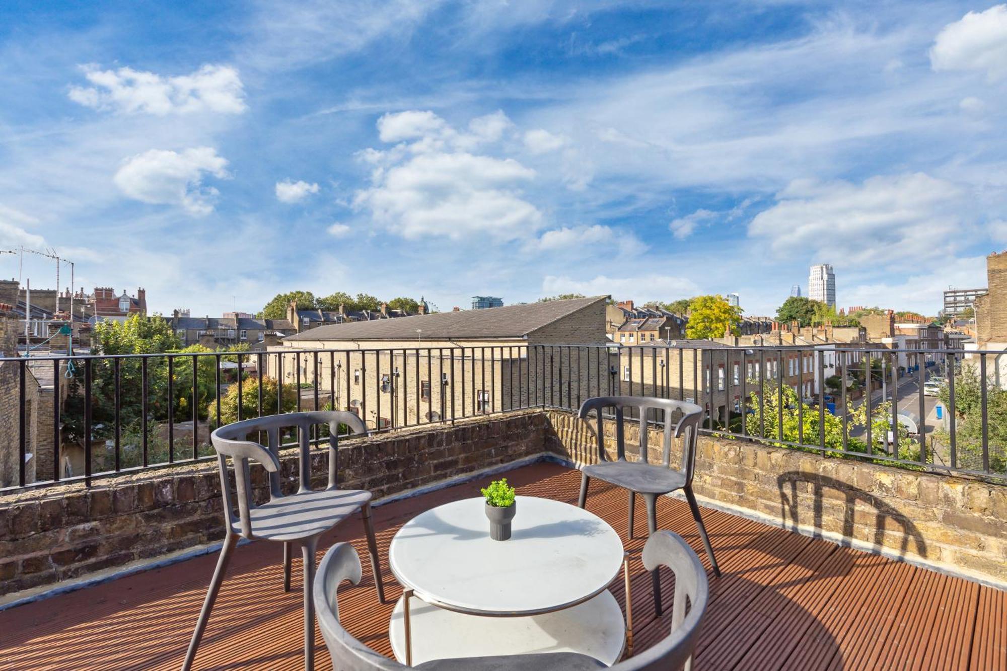 Luxury 4 Bedroom Flat With Stunning Shard View From Terrace In London! Next To Station, Sleeps 9 Londra