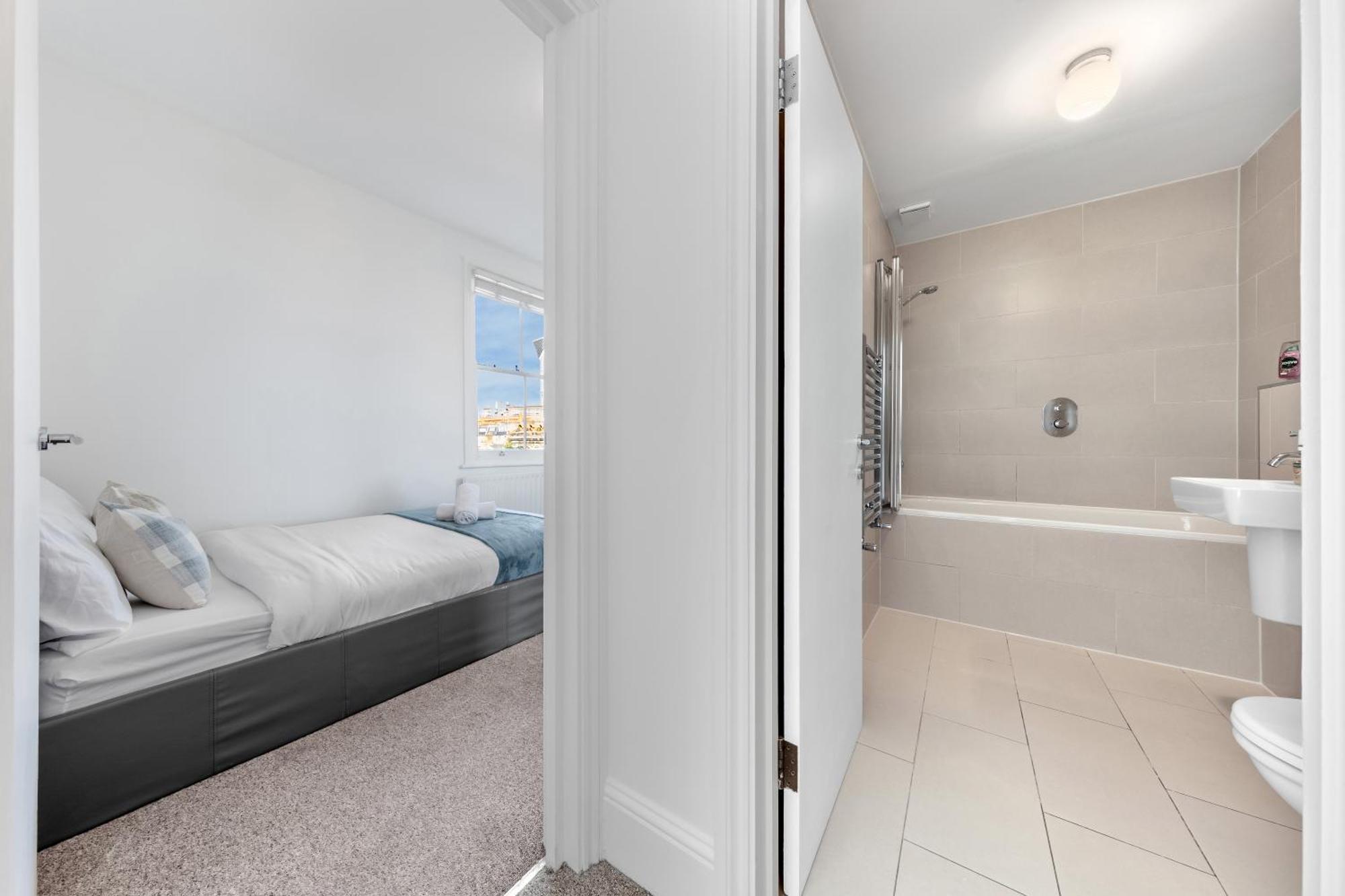 Luxury 4 Bedroom Flat With Stunning Shard View From Terrace In London! Next To Station, Sleeps 9 Appartamento Londra
