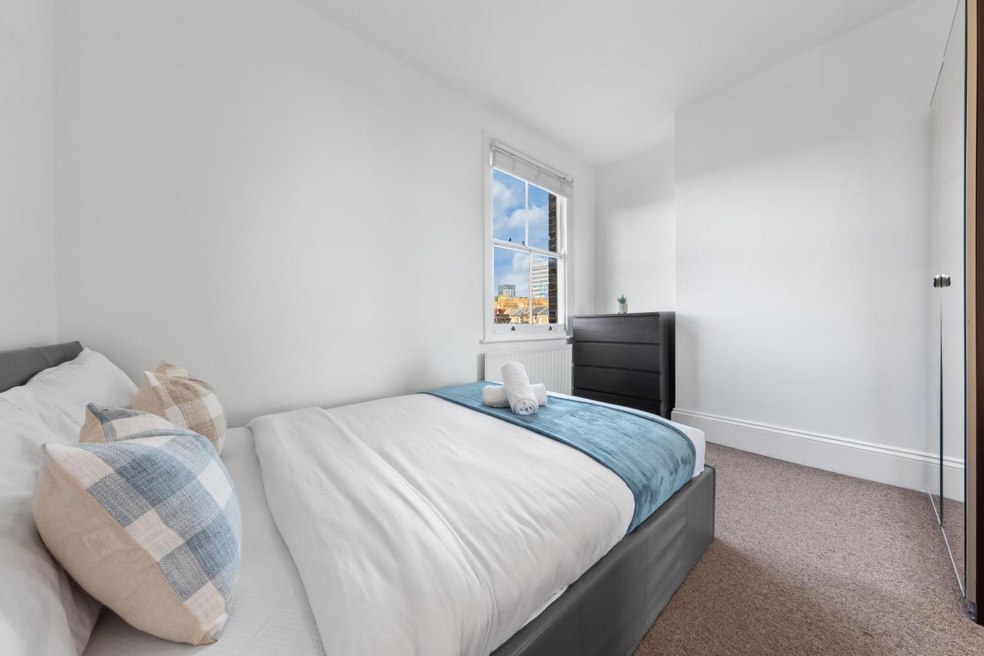 Luxury 4 Bedroom Flat With Stunning Shard View From Terrace In London! Next To Station, Sleeps 9 Londra