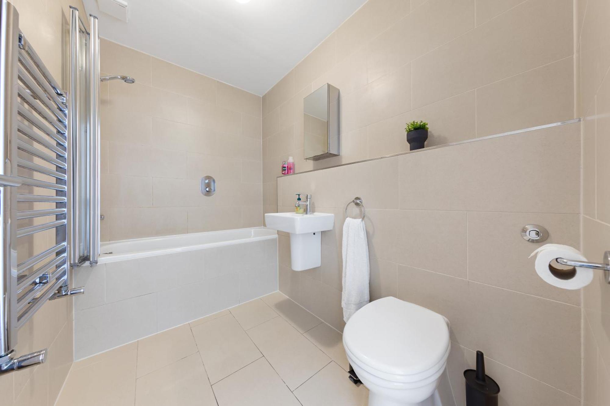 Luxury 4 Bedroom Flat With Stunning Shard View From Terrace In London! Next To Station, Sleeps 9 * Londra