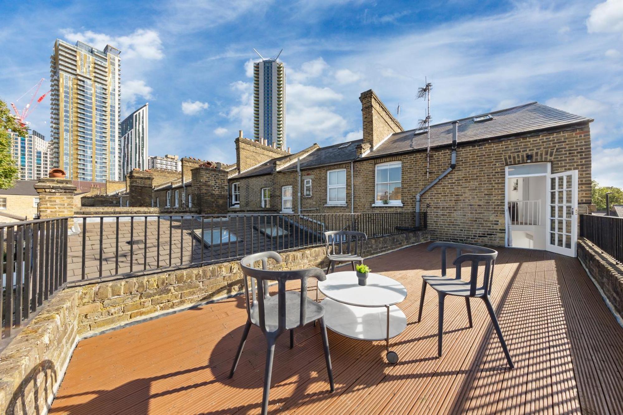 Luxury 4 Bedroom Flat With Stunning Shard View From Terrace In London! Next To Station, Sleeps 9 Appartamento *