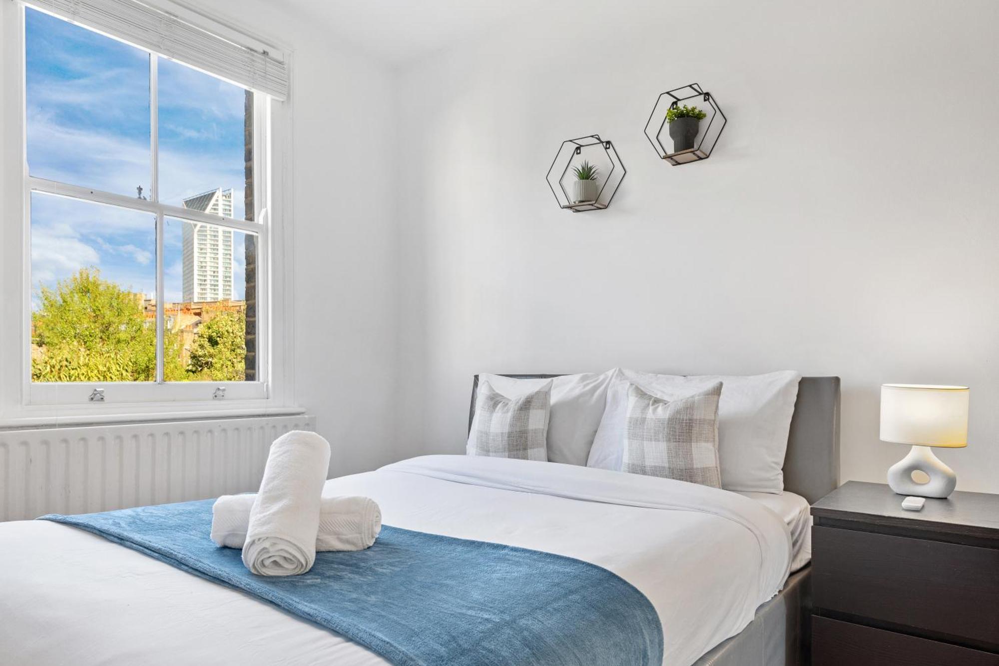 Luxury 4 Bedroom Flat With Stunning Shard View From Terrace In London! Next To Station, Sleeps 9 Appartamento *