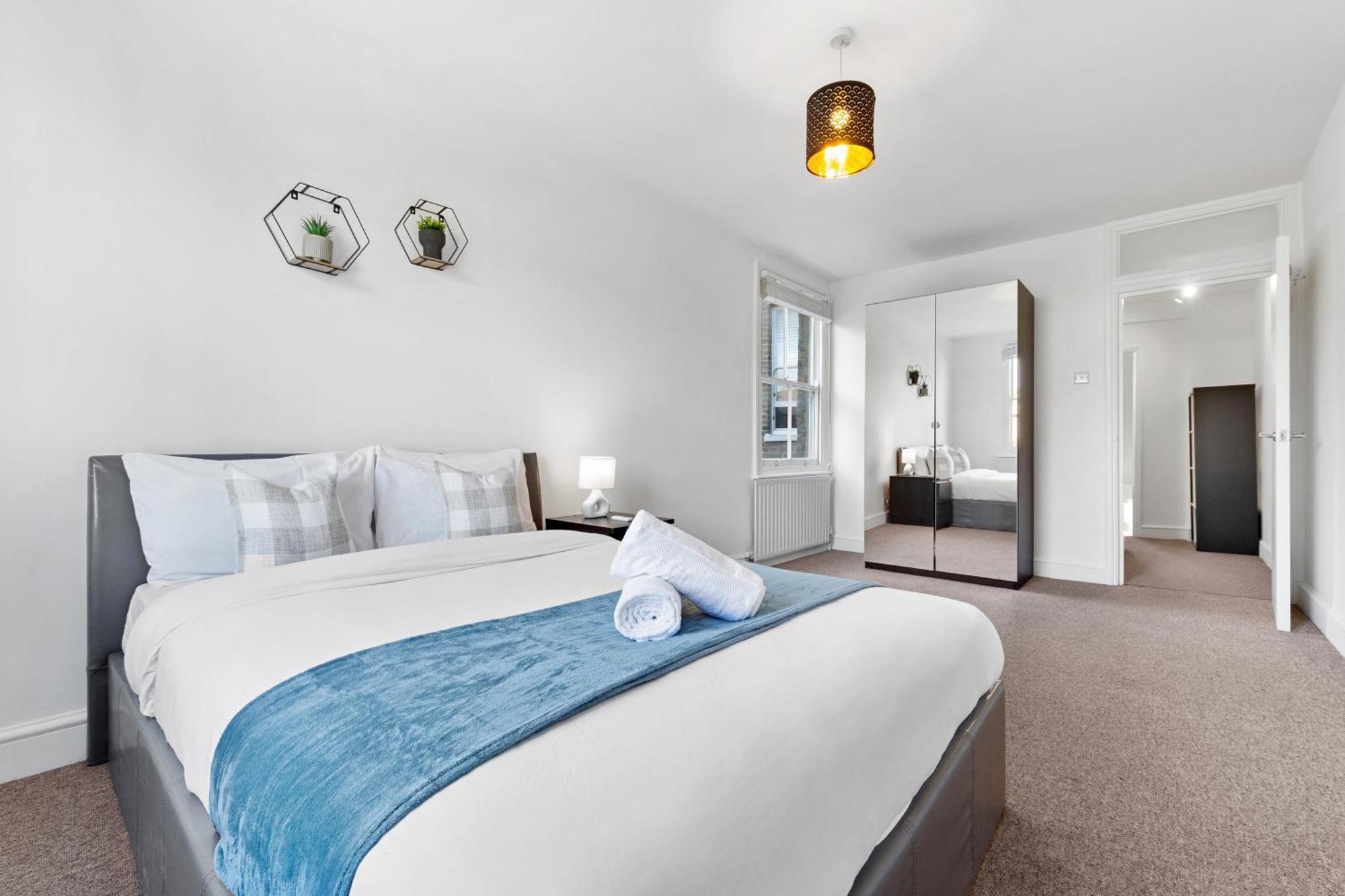 Luxury 4 Bedroom Flat With Stunning Shard View From Terrace In London! Next To Station, Sleeps 9 Londra