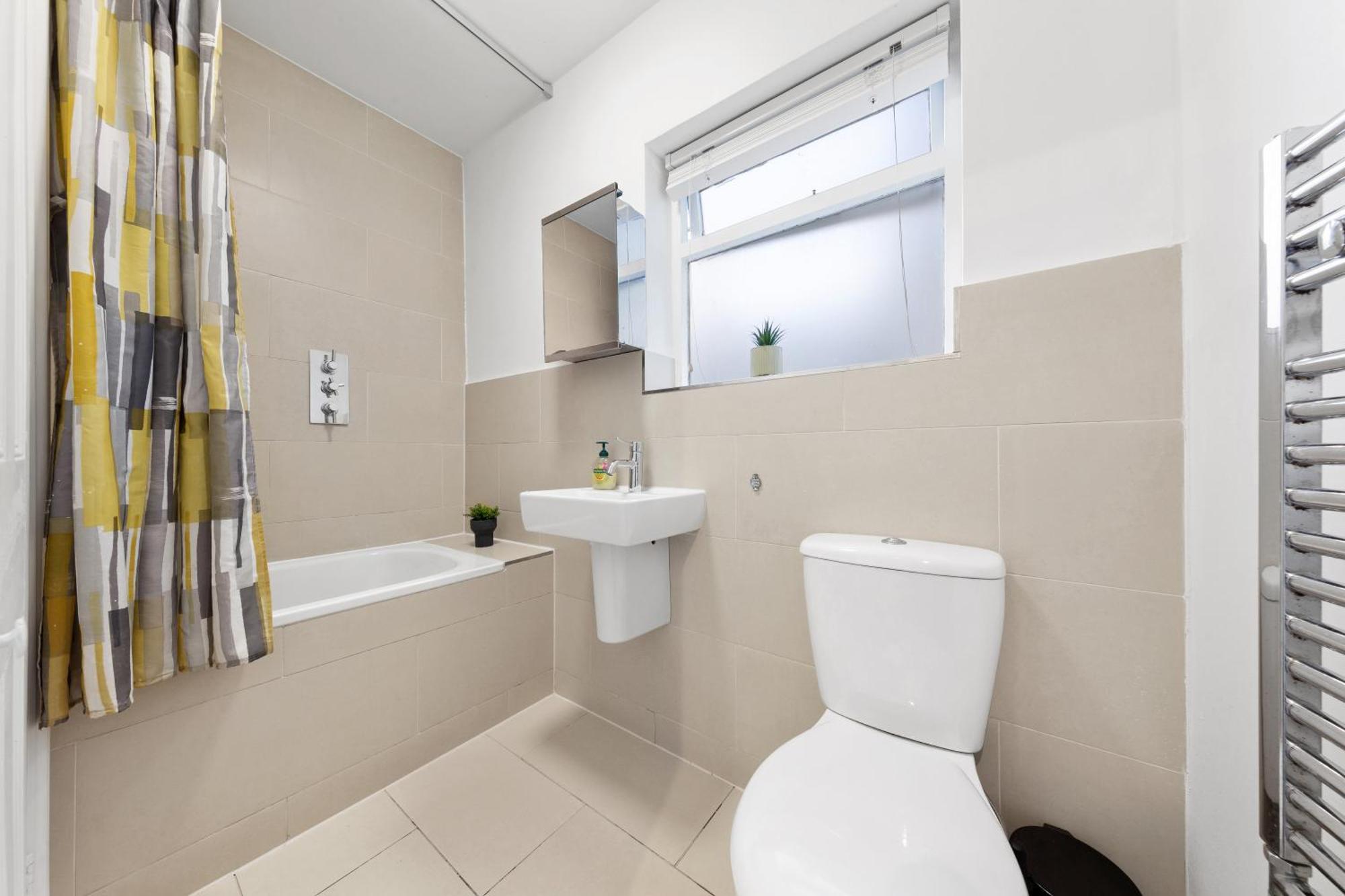 Luxury 4 Bedroom Flat With Stunning Shard View From Terrace In London! Next To Station, Sleeps 9 * Londra