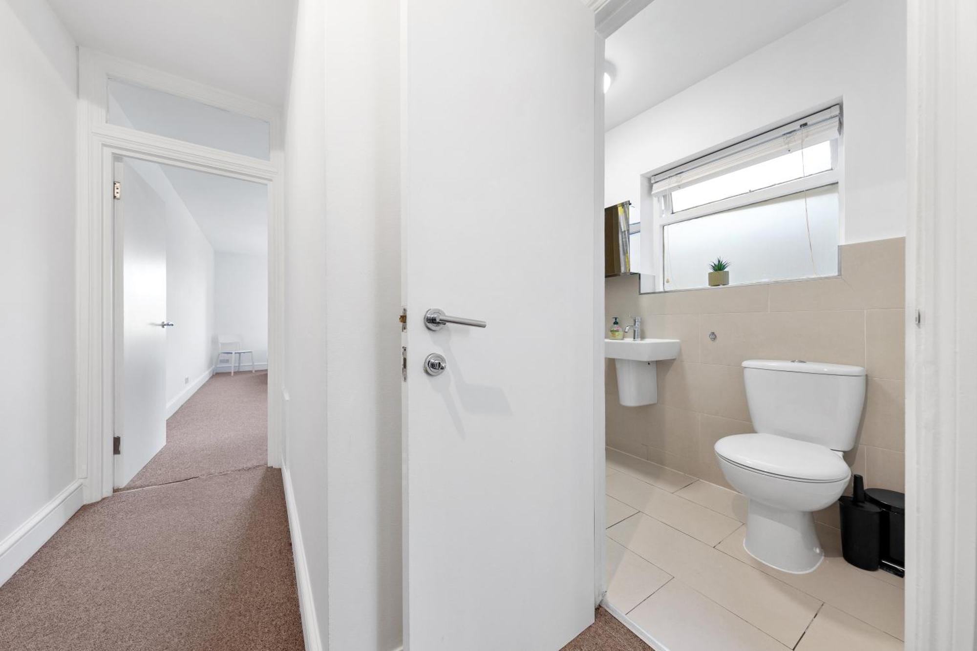 Luxury 4 Bedroom Flat With Stunning Shard View From Terrace In London! Next To Station, Sleeps 9 Appartamento Londra