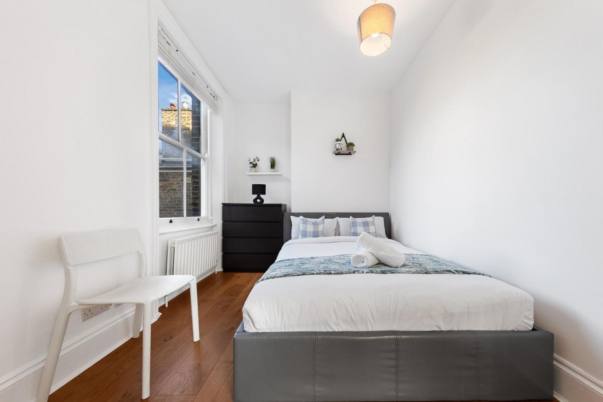 Luxury 4 Bedroom Flat With Stunning Shard View From Terrace In London! Next To Station, Sleeps 9 Londra