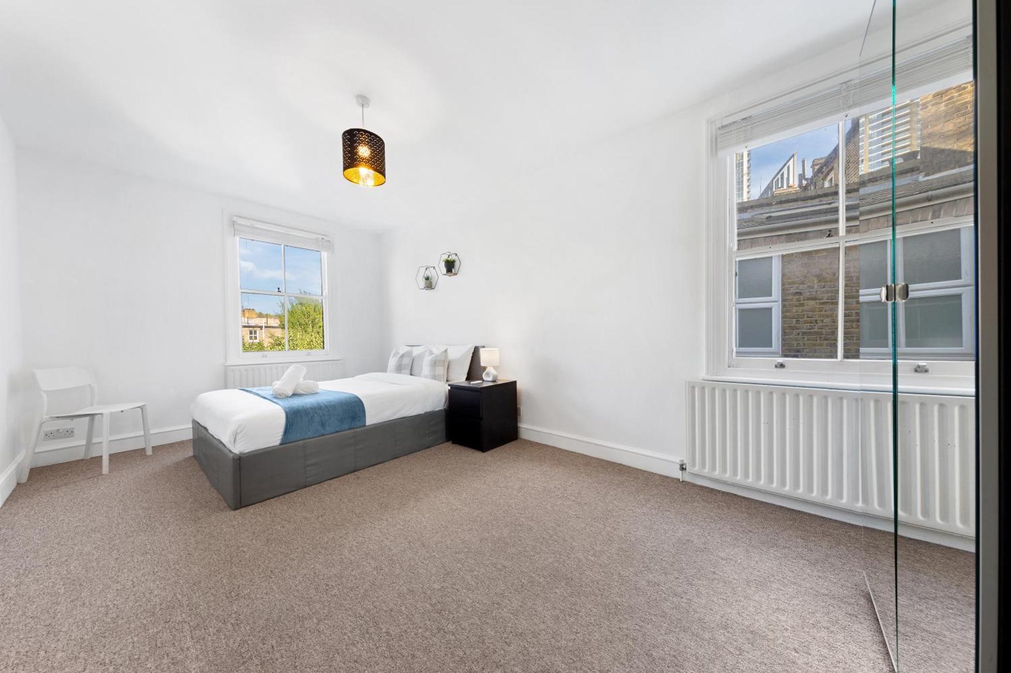 Luxury 4 Bedroom Flat With Stunning Shard View From Terrace In London! Next To Station, Sleeps 9 Appartamento Londra