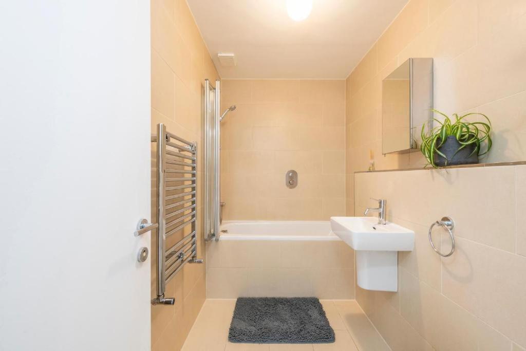 Appartamento Luxury 4 Bedroom Flat With Stunning Shard View From Terrace In London! Next To Station, Sleeps 9 Londra