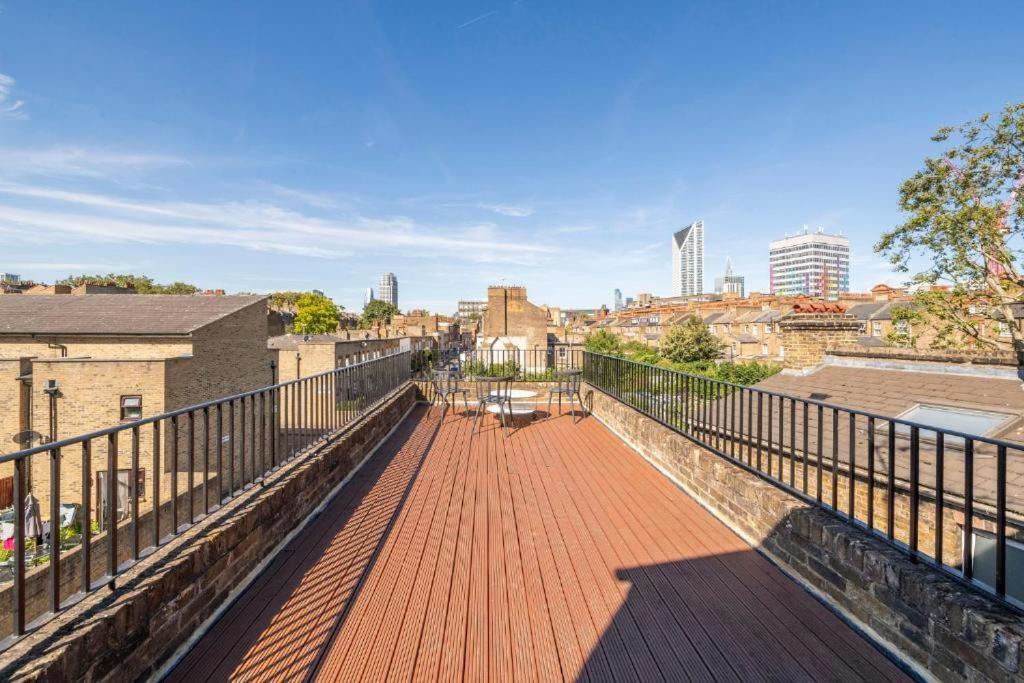 Luxury 4 Bedroom Flat With Stunning Shard View From Terrace In London! Next To Station, Sleeps 9 Appartamento