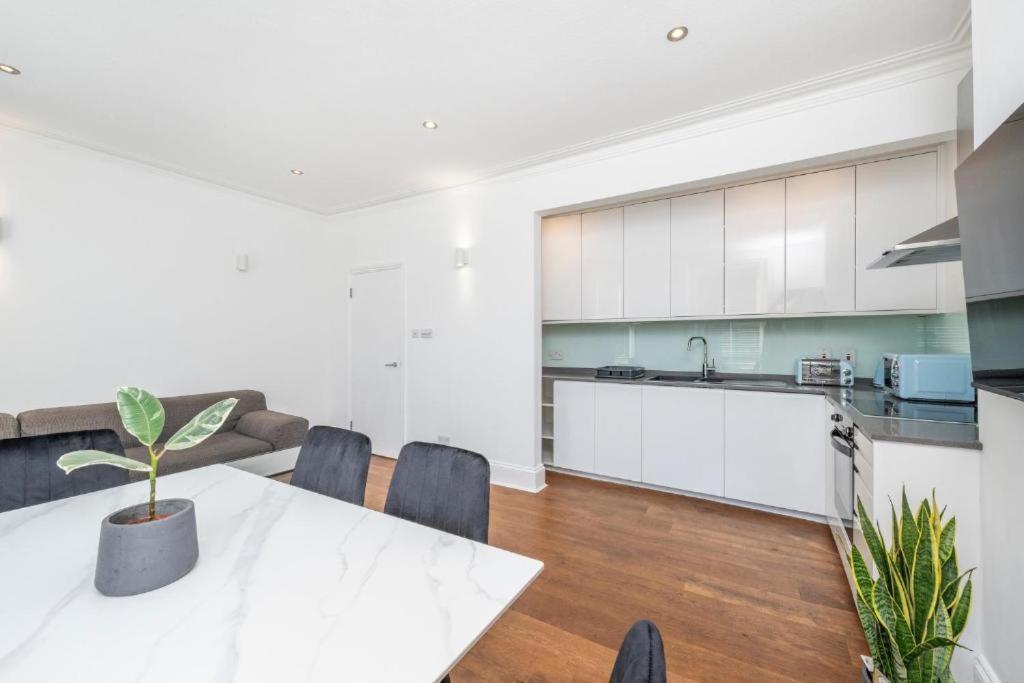 Luxury 4 Bedroom Flat With Stunning Shard View From Terrace In London! Next To Station, Sleeps 9 Appartamento Londra