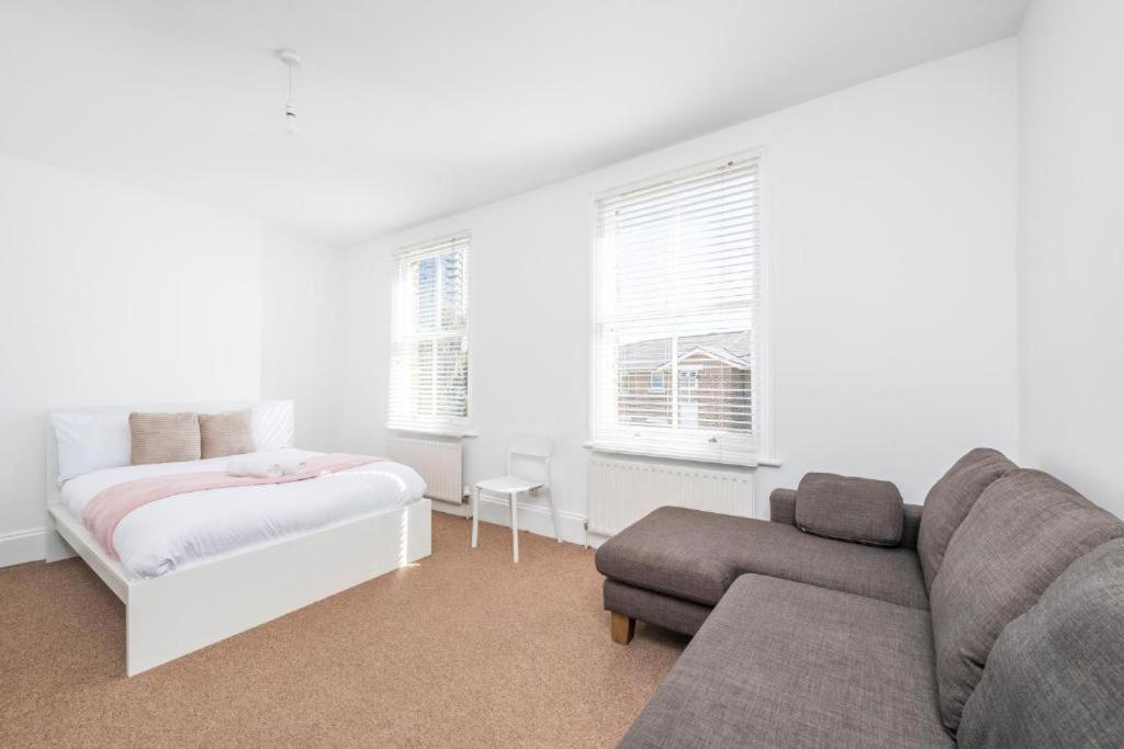 Luxury 4 Bedroom Flat With Stunning Shard View From Terrace In London! Next To Station, Sleeps 9 Appartamento