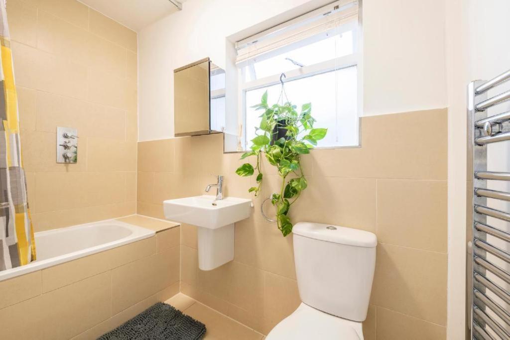 Luxury 4 Bedroom Flat With Stunning Shard View From Terrace In London! Next To Station, Sleeps 9 * Londra